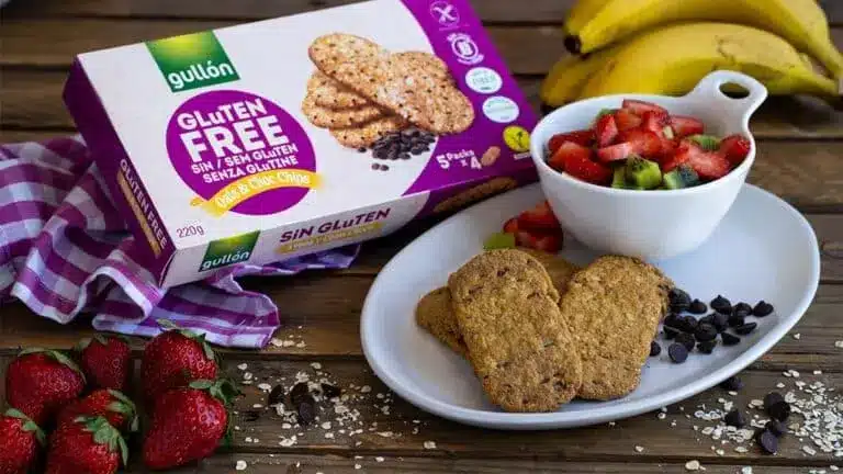 Galletas Avena con Chips de Choco Sin Gluten Gullon servidas con fruta