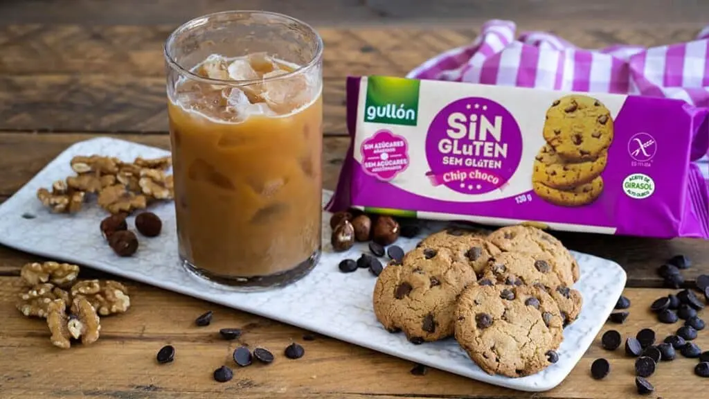Galletas Chip Choco Sin Gluten Sin Azúcares Añadidos Gullón con café frío y frutos secos