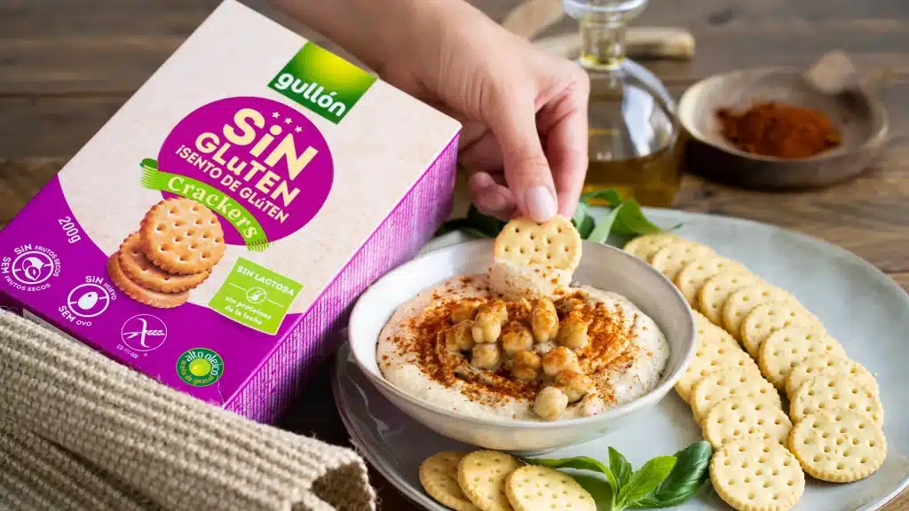 Galletas Crackers Sin Gluten Gullón junto a un bol de hummus
