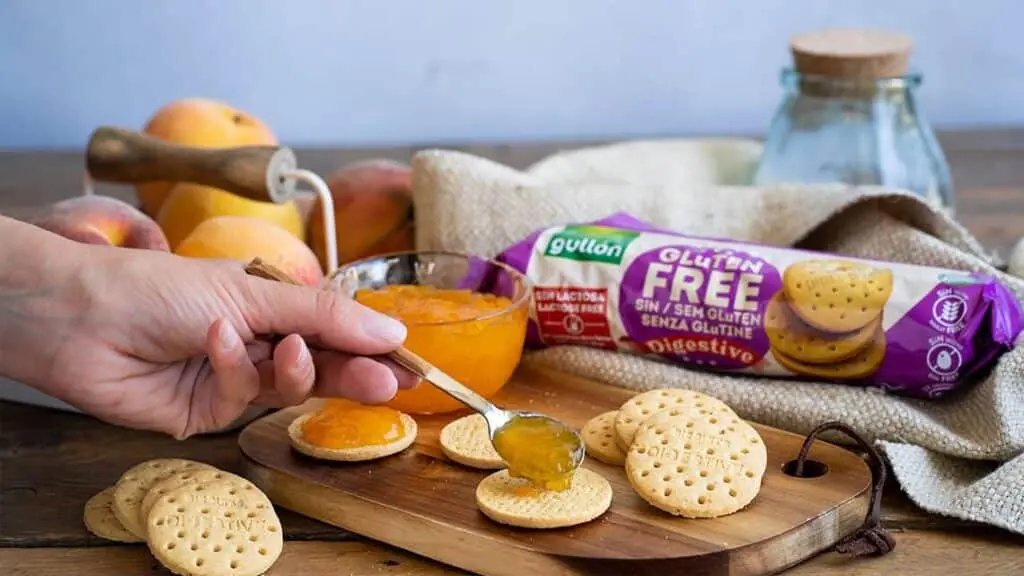 Galletas Digestive Sin Gluten Gullón servidas con mermelada