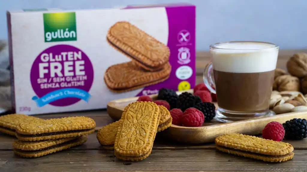 Galletas Sándwich Chocolate Sin Gluten Gullon servidas con café