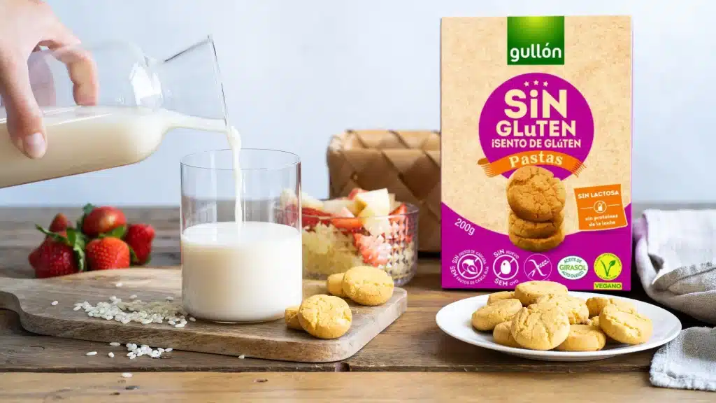 Pastas de Té Sin Gluten Gullón junto a un vaso de leche